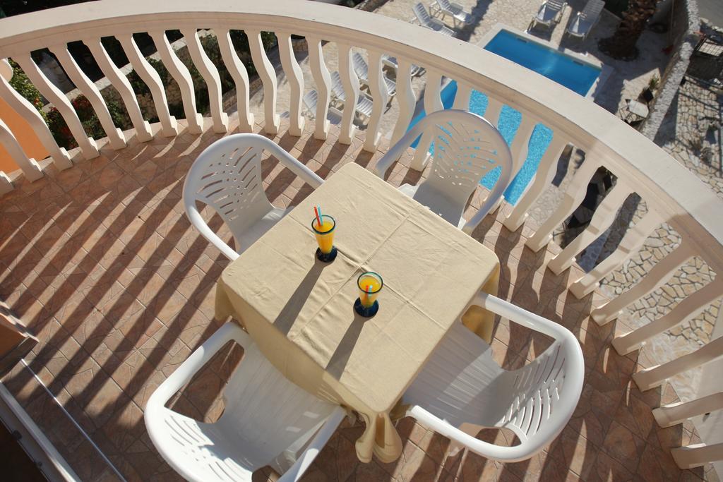 Sea View Apartments Nina Vrsi Bagian luar foto